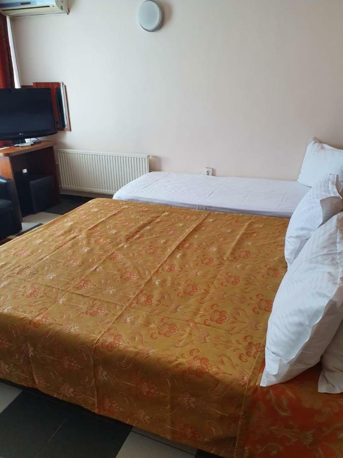 Tranzitbeds*** Aparthotel Bukares Bagian luar foto