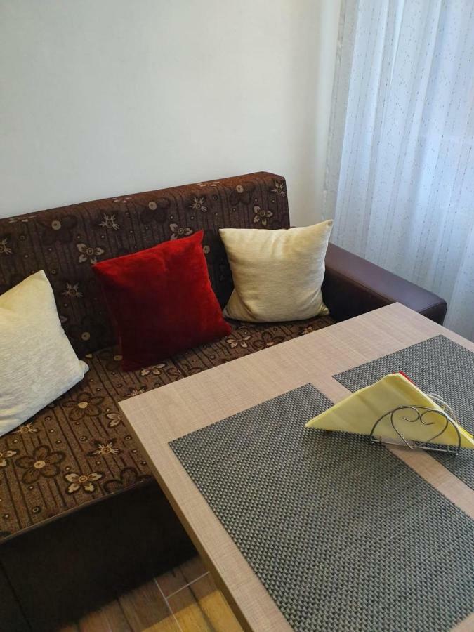 Tranzitbeds*** Aparthotel Bukares Bagian luar foto