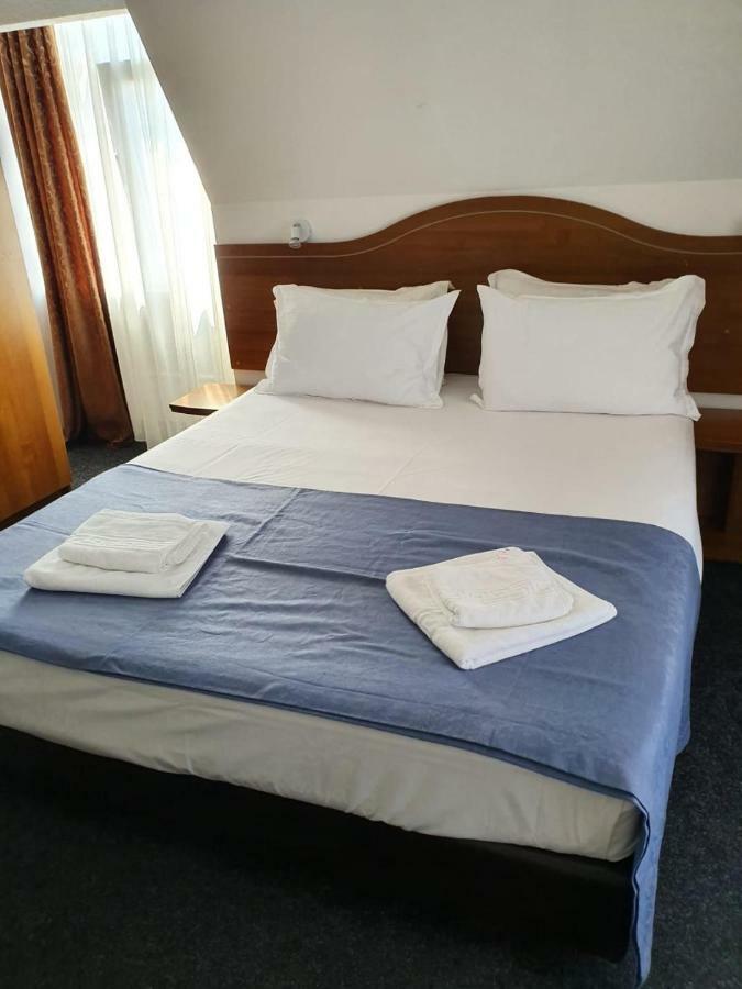 Tranzitbeds*** Aparthotel Bukares Bagian luar foto