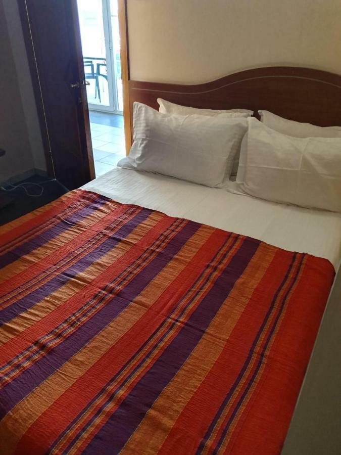 Tranzitbeds*** Aparthotel Bukares Bagian luar foto