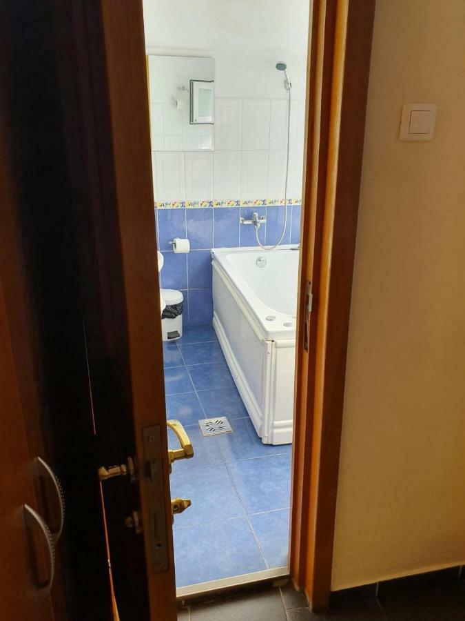 Tranzitbeds*** Aparthotel Bukares Bagian luar foto